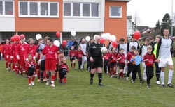 Einlauf der Spieler mit Juniorenspieler des SG Stetten - Kleingartach