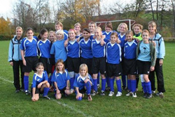Mannschaftsbild Mädchenfußball im TSV Stetten beim 1. Spiel