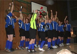 Auftritt der Mädchenfußballerinnen bei der SG-Jugendfußballwinterfeier 2008